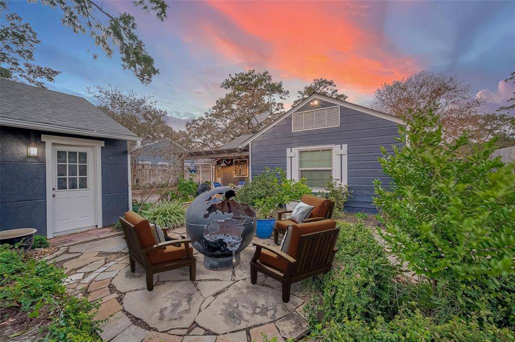 Virtually staged firepit area.  Firepit is real and stays with th home.
