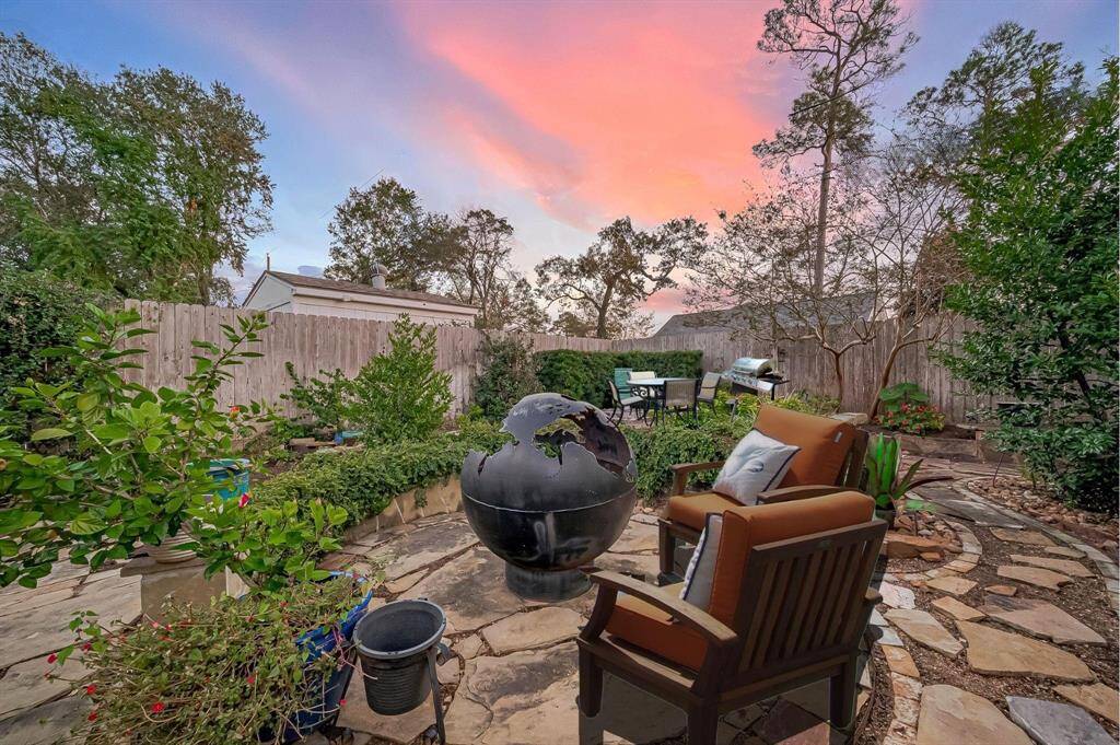 Another virtually staged picture of the firepit area.