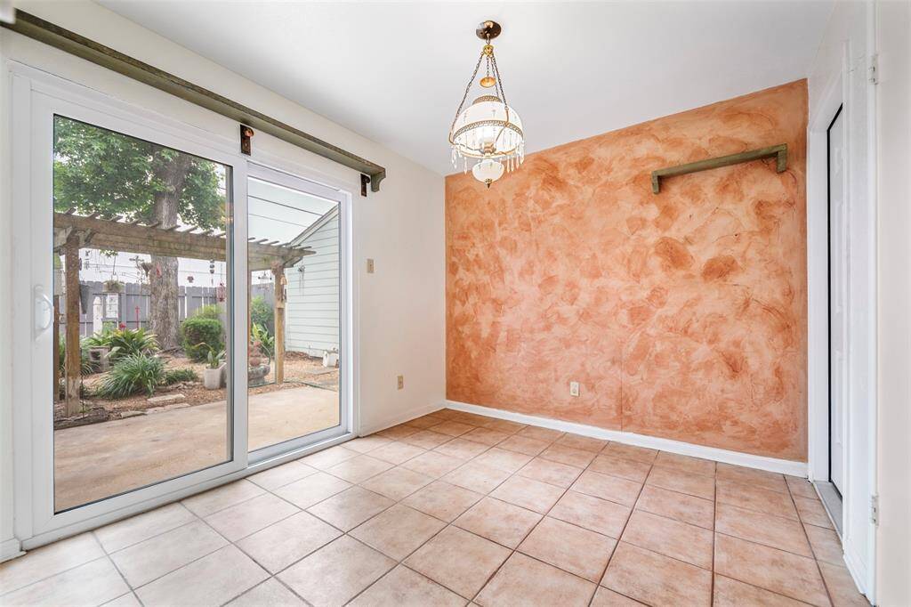 Unique chandelier in dinning area