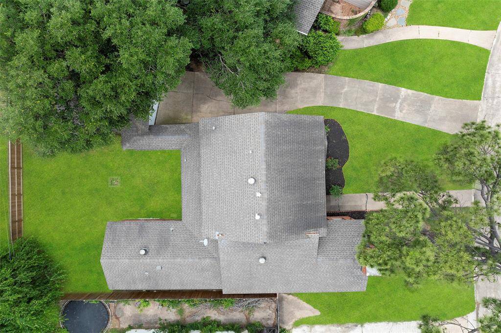 Close proximity to restaurants, grocery stores, retail, and Hwy 249.