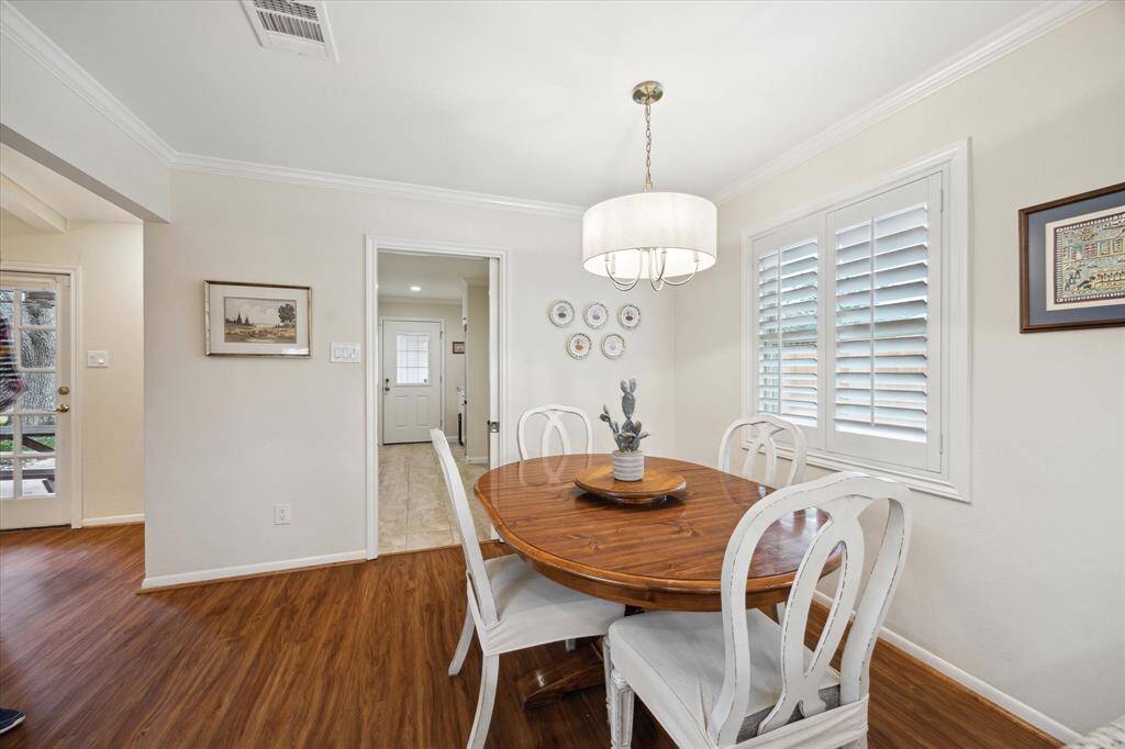 The breakfast room connects to the laundry and garage for easyaccess.