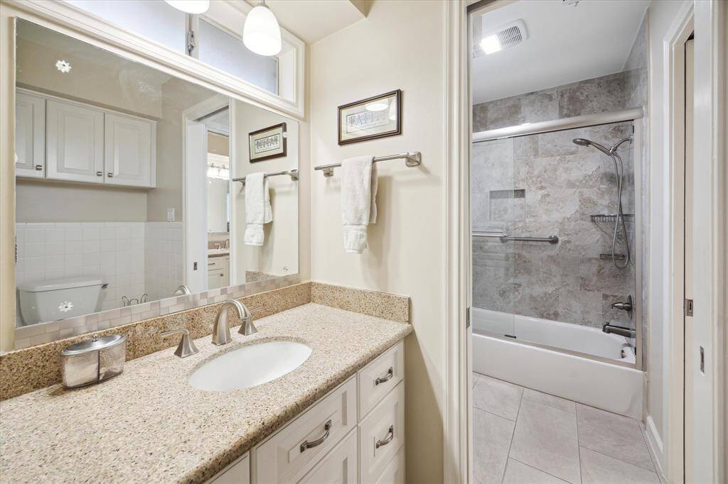 Each side of the Jack and Jill bath has its own toilet allowing for moreprivacy.