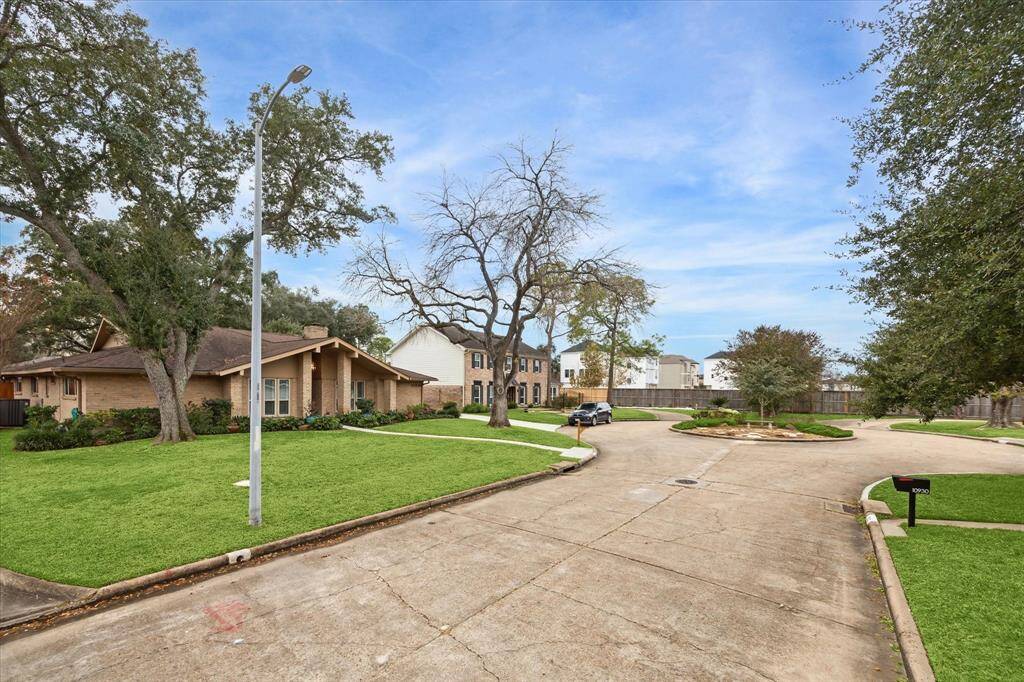This house is at the end of a cul-de-sac street with little traffic making itan ideal location to play outside.