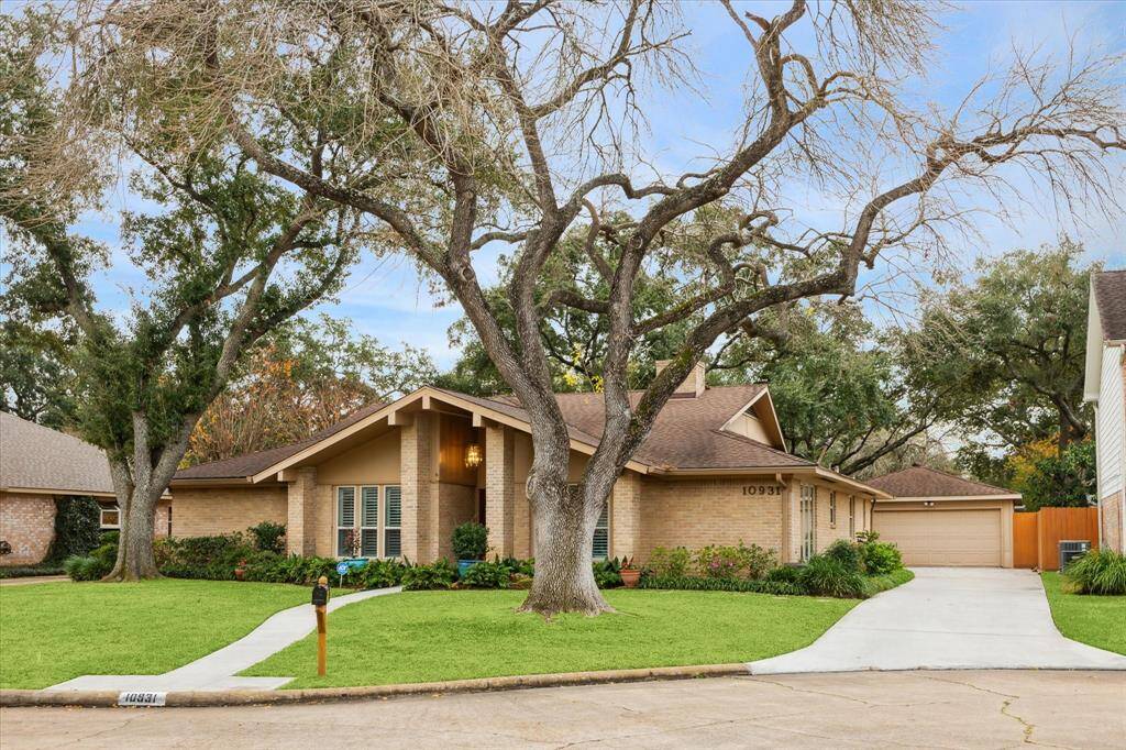The house has established landscaping on all sides. The new drivewayand sidewalk (2021) give a clean appearance.