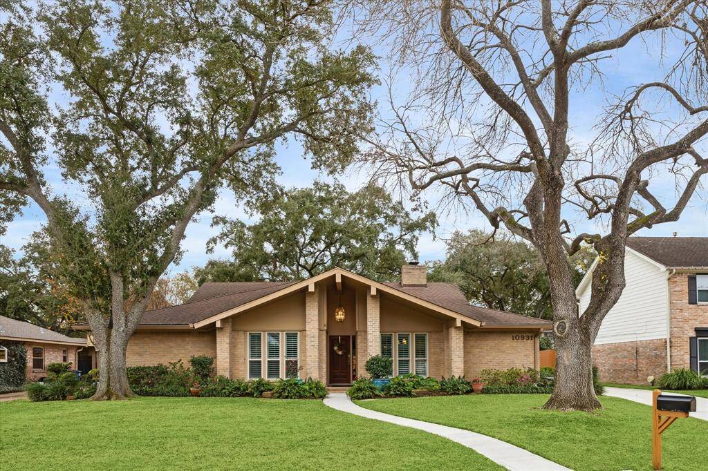 This attractive home provides plenty of living space andstorage. The two flex rooms provide many options for meeting the uniqueneeds of your family. The house was significantly updated in 2021 makingit move-in-ready.