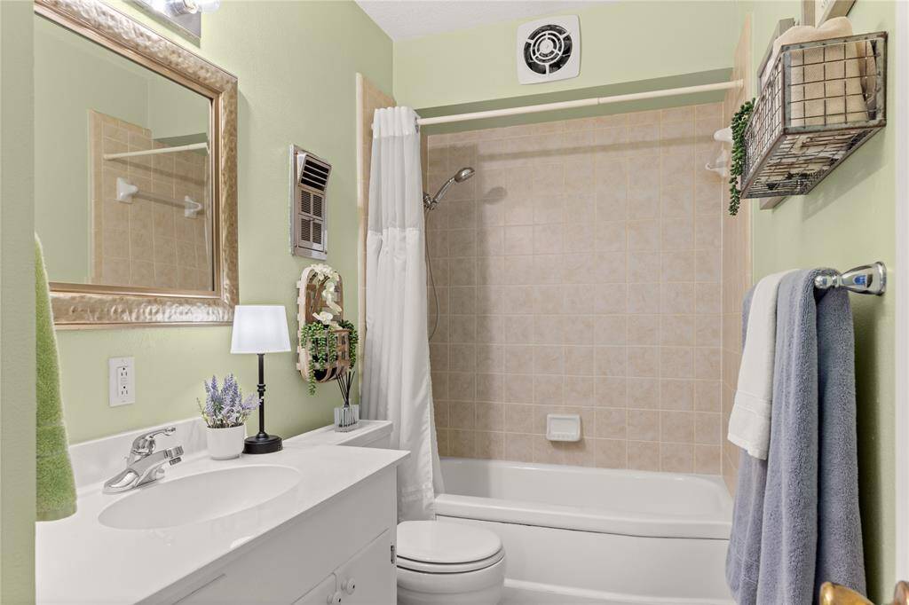 Secondary bathroom with tub/shower combo!