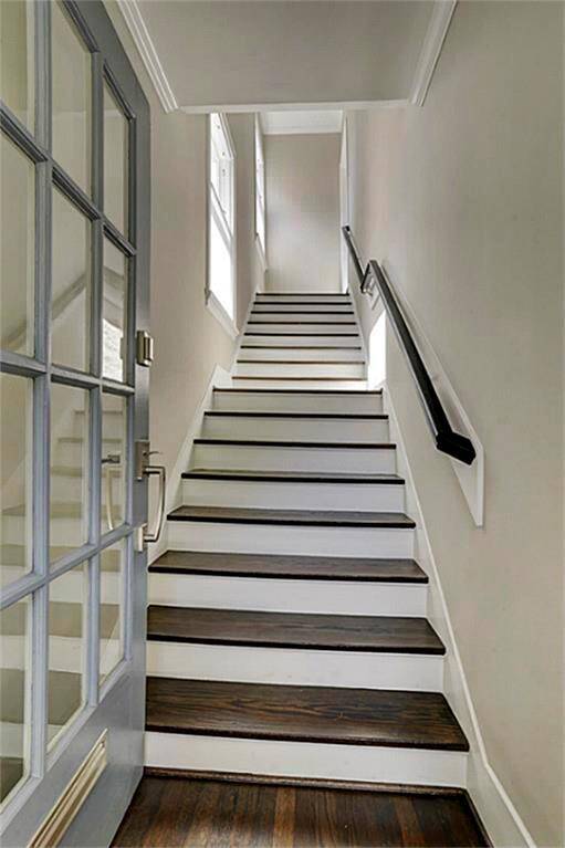 Entering through the front door of 1114 1/2 Bartlett St. you feel just how special this Museum District property is.. Walk to Houston s famous Museums, some of Houston s best Restaurants, Rice University - University of St. Thomas....