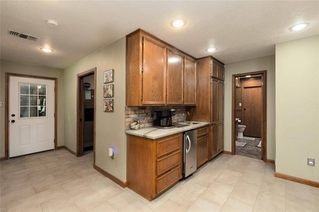 Kitchen has a separate area used for hot drinks and cold drinks, also has clear ice machine.