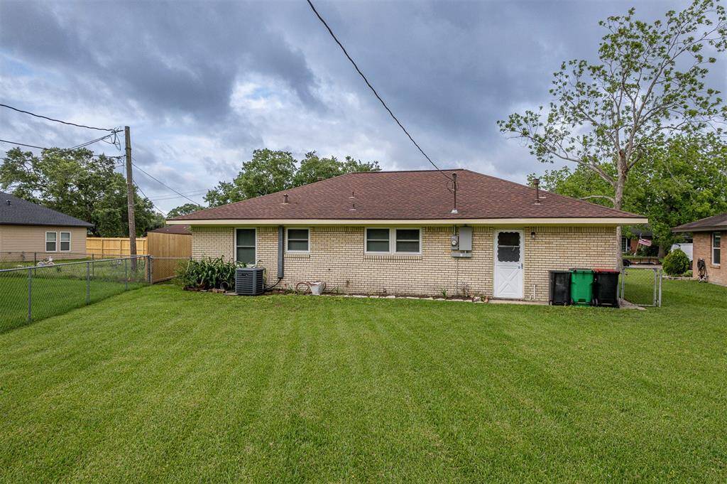 Plenty of room for garden, pool, play equipment, etc.