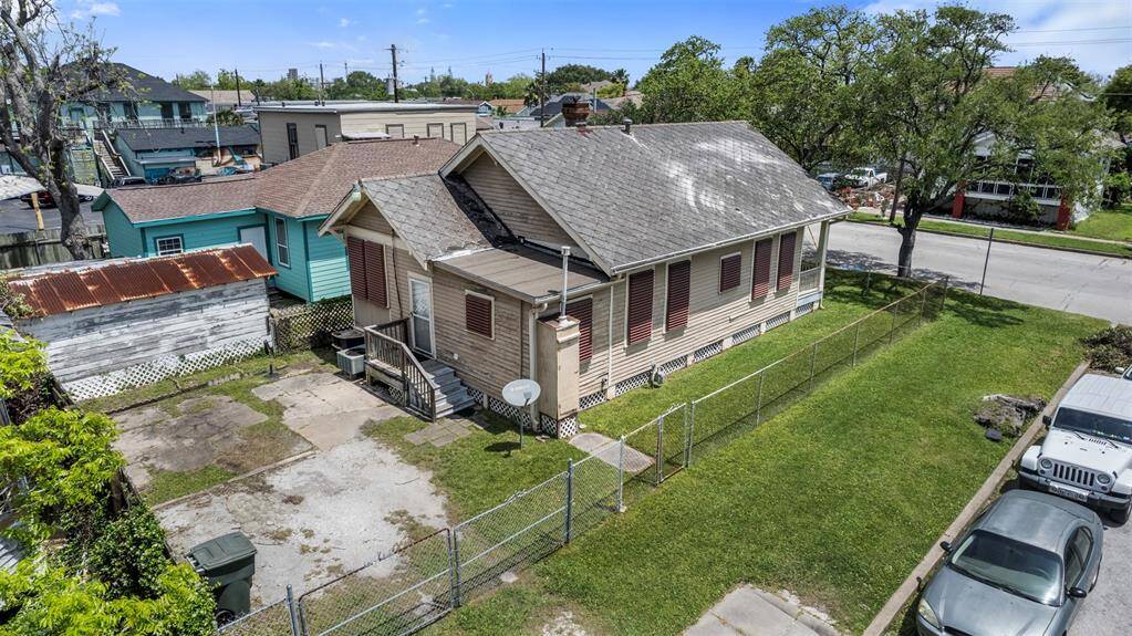 Side view of corner lot.