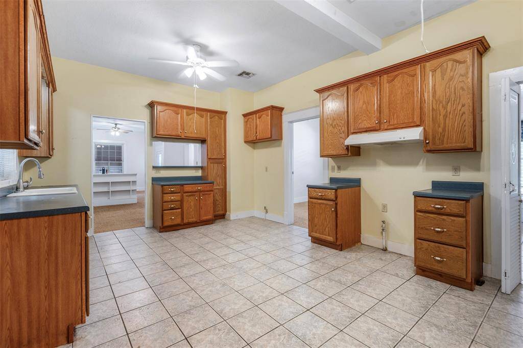 Open kitchen, with endless possibilities.
