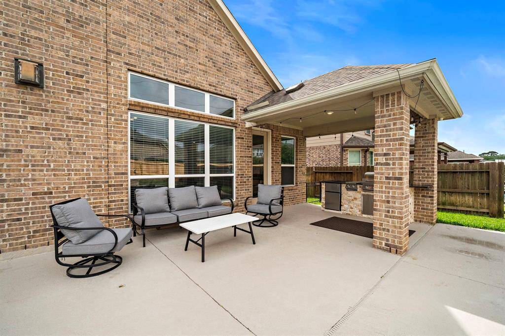This covered patio offers the ultimate outdoor kitchen experience, complete with a built-in grill, cooktop, and beverage fridge. Overlooking the pool, it’s the perfect spot to fire up dinner while staying connected to all the backyard fun.