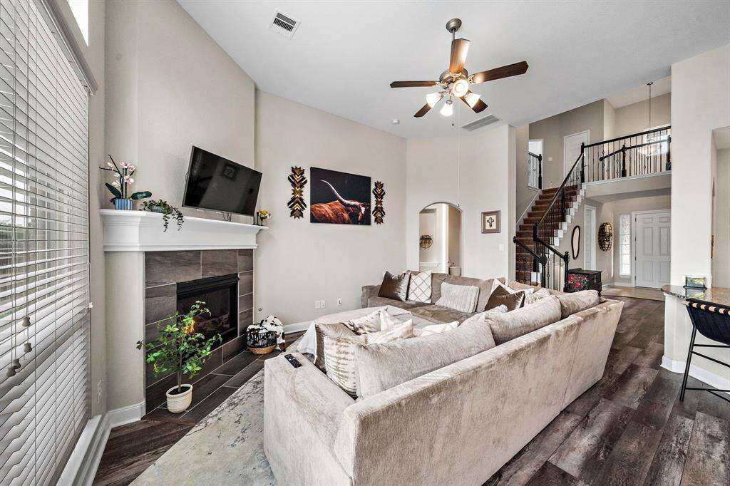 The living space is designed for connectivity, with an open view into the kitchen and dining area that keeps everyone engaged during gatherings. Whether cooking, relaxing, or hosting, the layout supports a unified and functional flow.
