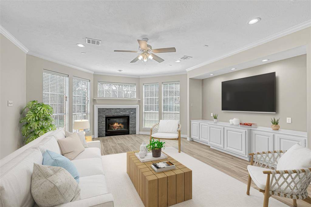 BIG BEAUTIFUL FAMILY ROOM OFFERS UPDATED FLOORING, NEUTRAL PAINT, AND RECESSED LIGHTING.