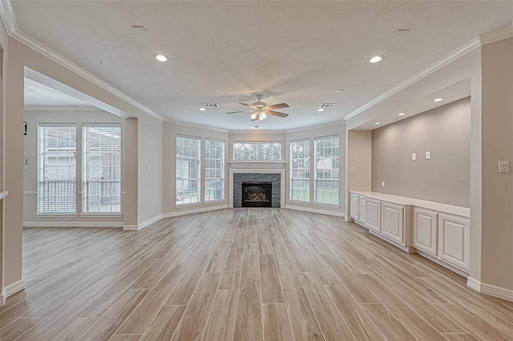 BIG BEAUTIFUL FAMILY ROOM OFFERS UPDATED FLOORING, NEUTRAL PAINT, AND RECESSED LIGHTING.