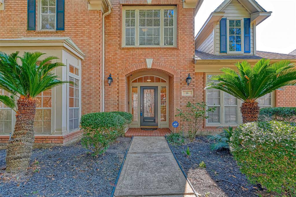 ELEGANT COVERED FRONT ENTRANCE WELCOMES YOU INSIDE.