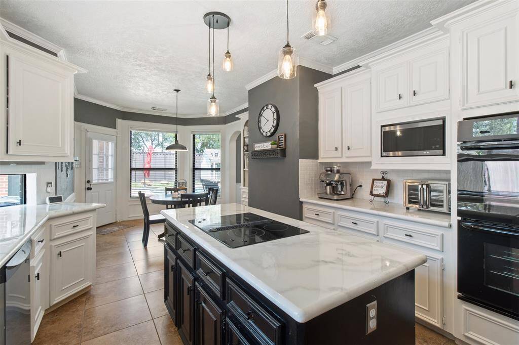 Elevate your culinary experience in this kitchen, where vibrant colors create the perfect ambiance for any chef.