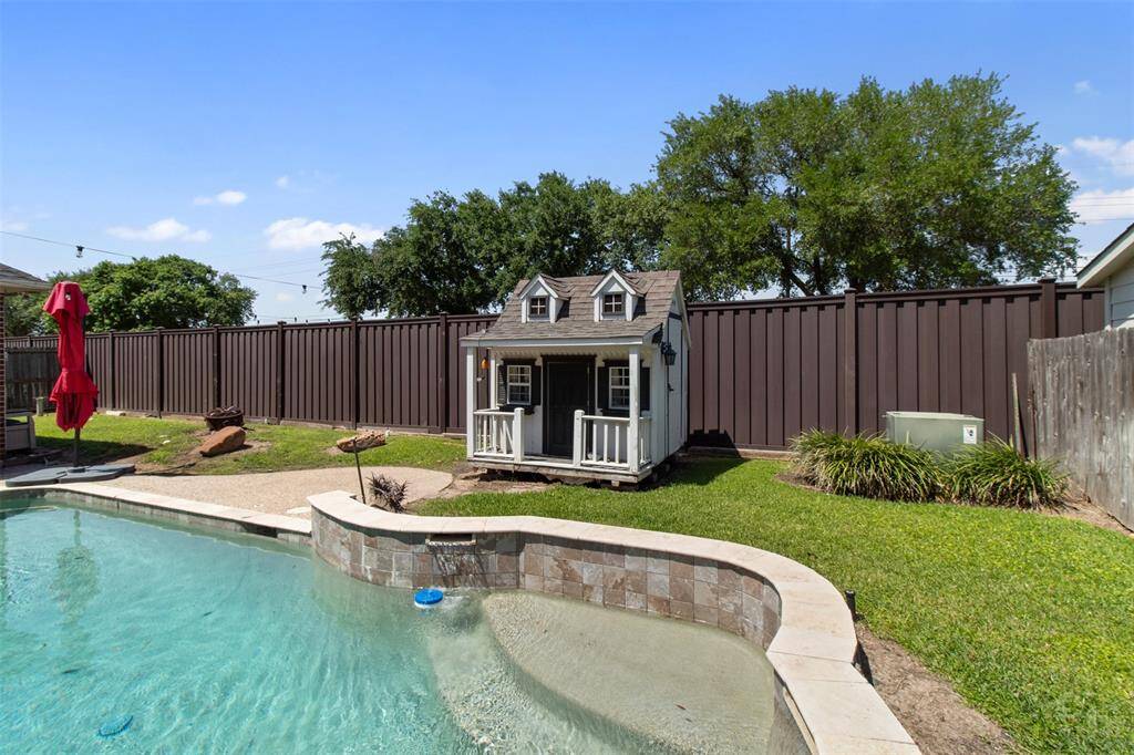 While you relax and entertain family and friends, the little ones can enjoy time in their own playhouse.