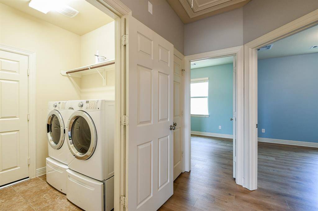 Washer/Dryer/Pedestals included!