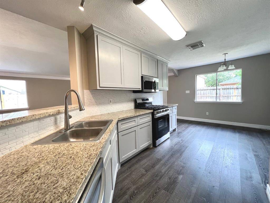 kitchen and breakfast area