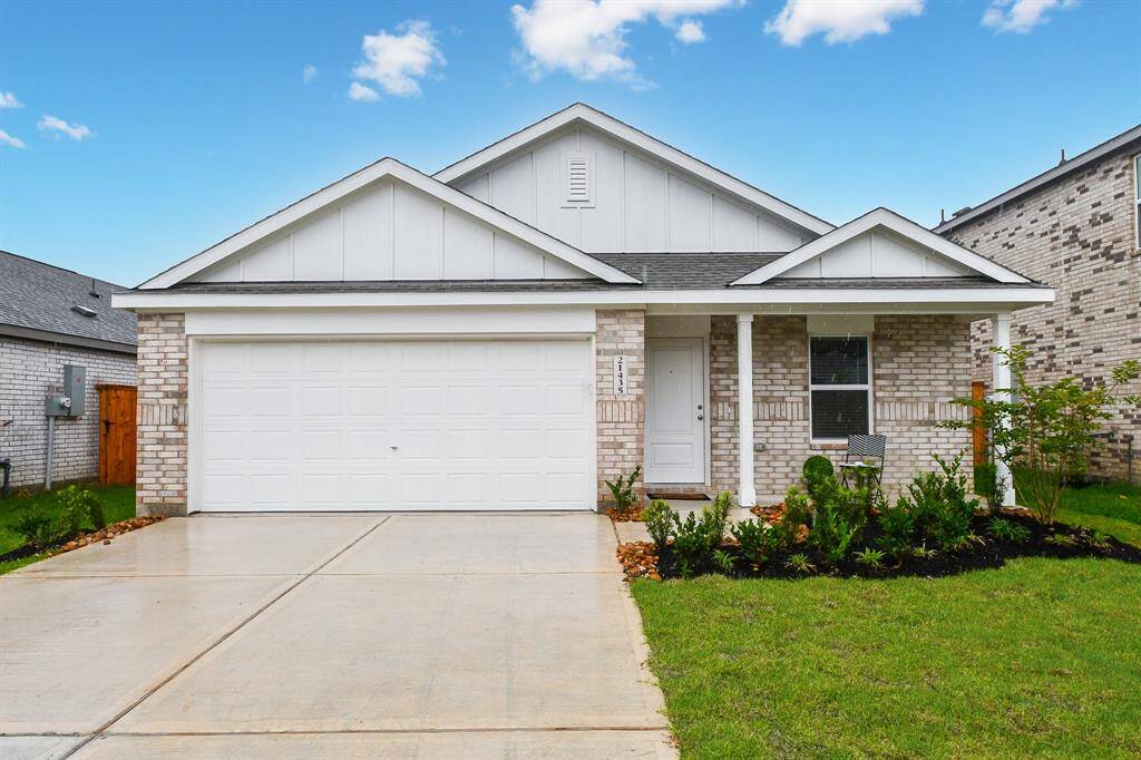 Welcome home to 21435 Montecagnano Ave in the masterplanned community of Tavola inNew Caney, TX.