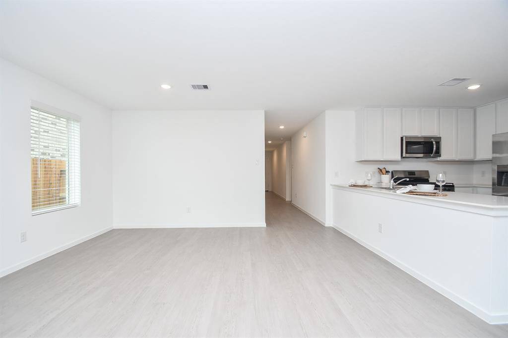 Enjoy watching yourfamily in the dining room and atthe breakfast bar - enjoy the lifeyou've built and savor everymoment.