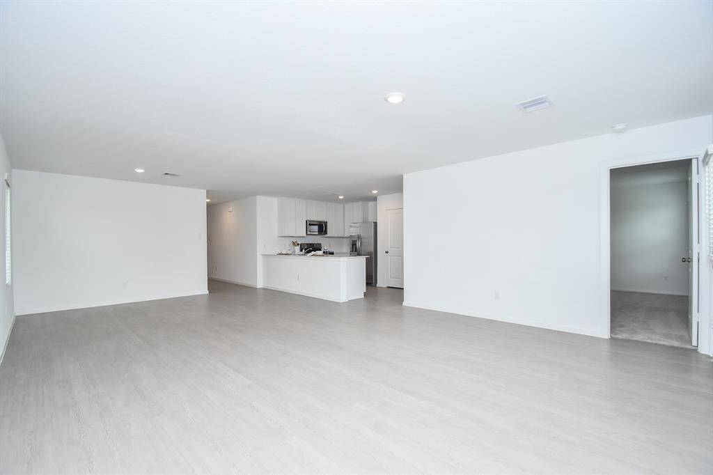 A beautiful peninsula is the onlyseparation from your openconcept dining and living spaces.
