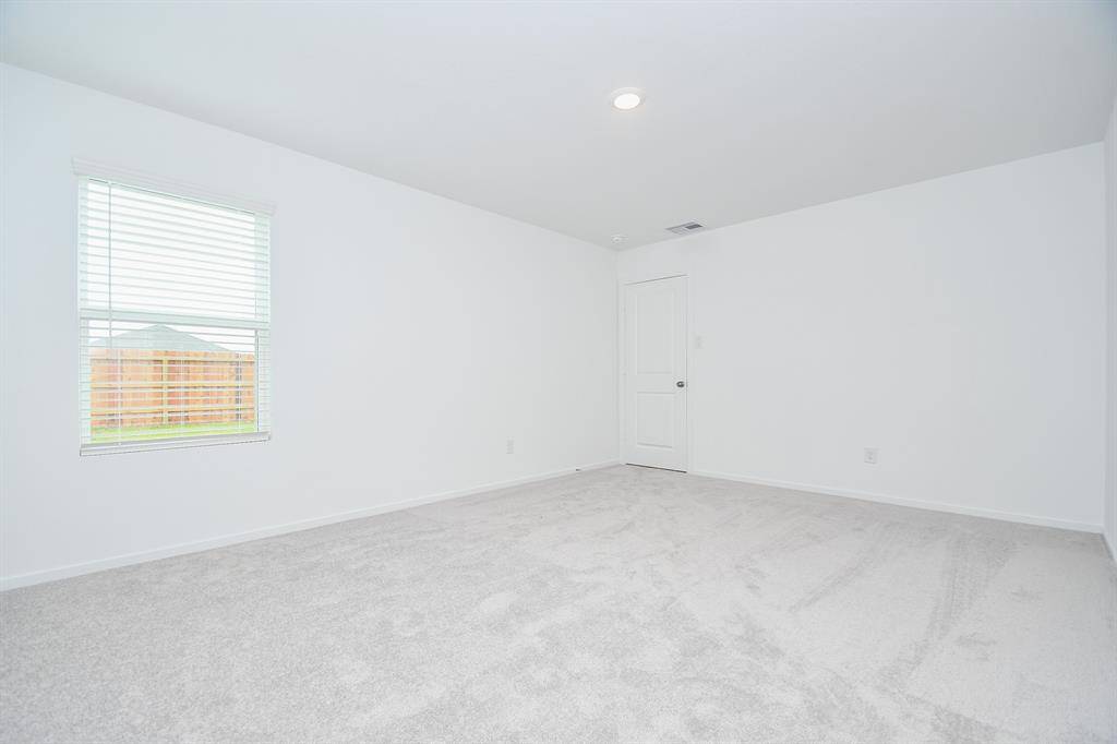 Let's check out your spaciousprimary bedroom with cozycarpet, recessed lighting andplenty of space for all yourfurniture.