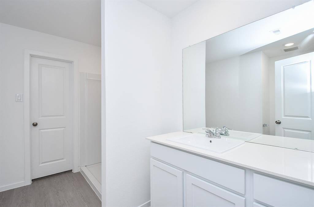 Continuing on to your en-suiteprimary bathroom with plenty ofspace for you and your partnerto share.