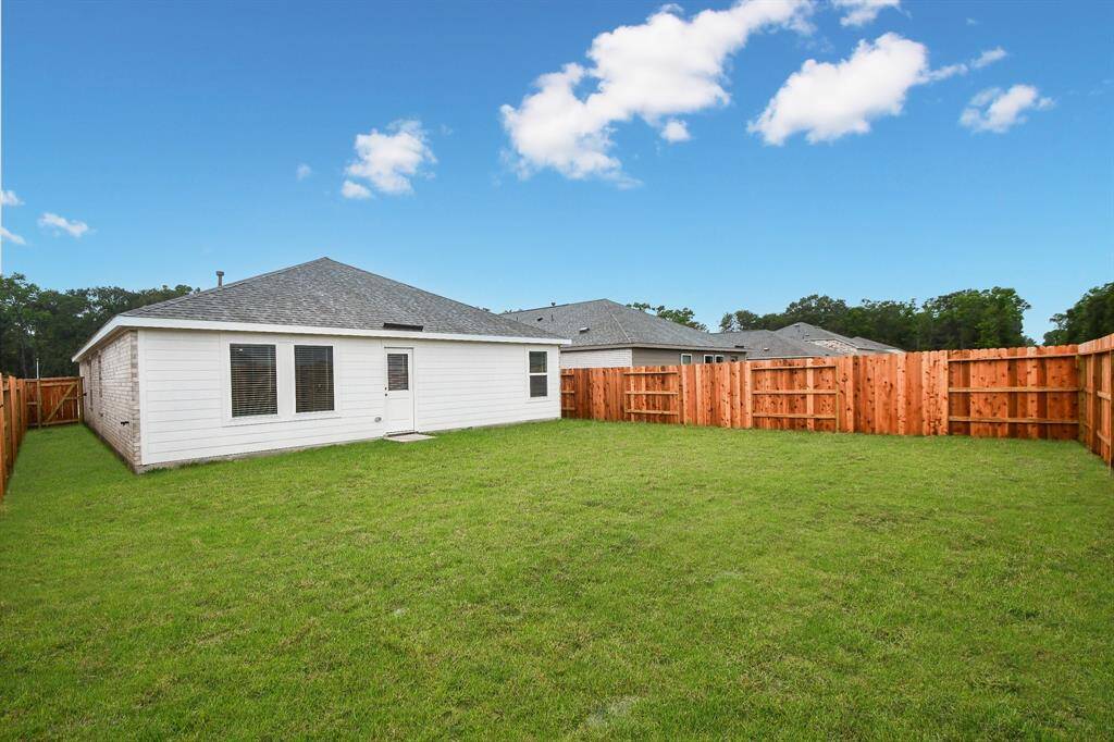 Your kids will love playing fetchwith your fur-babies in thisspacious backyard! Plenty ofspace for a swing set ortrampoline. Enjoy this beautifulspace and call it your new home!