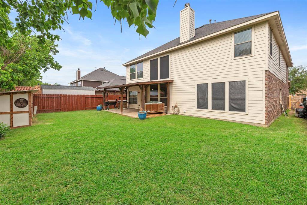 Another view of the patio & yard!