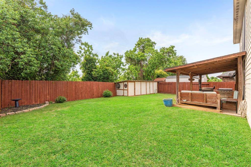 Another view of the patio & yard!