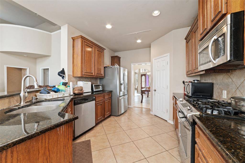 Decent size kitchen adjacent with the dining area and family room