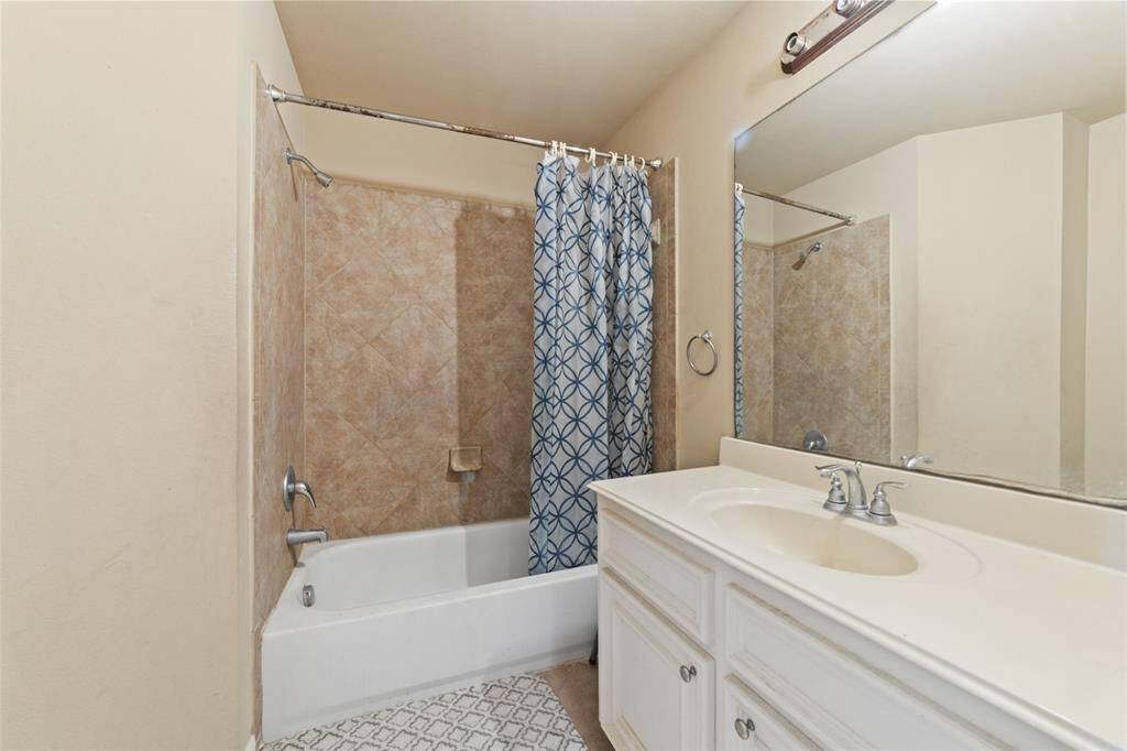 Full bathroom shared between 2 bedrooms
