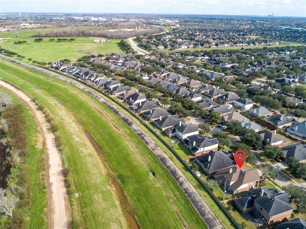 Prime location, 5' access to highway 69 and all of its shopping, entertainment hubs along side the I69