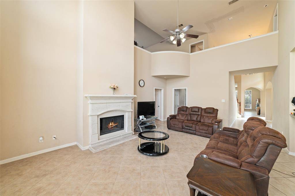 The high-ceiling feature create the airy and spacious atmosphere for the house.