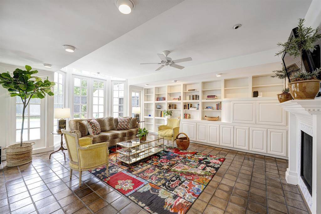 Family Room [20' x 15']