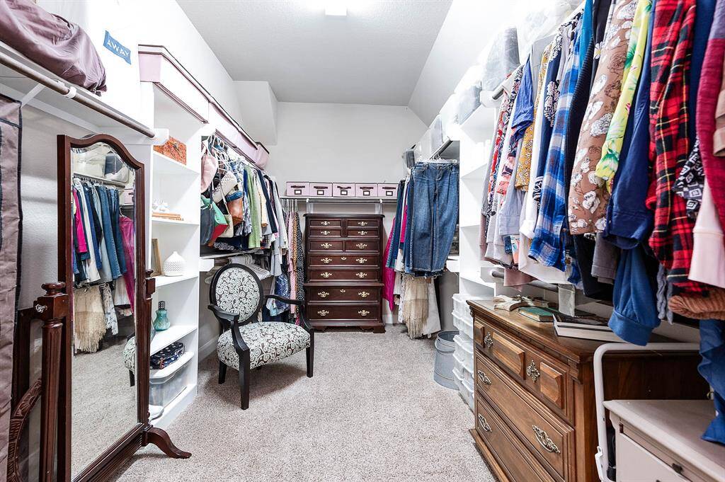 And we cant forget about the large walkin closet.