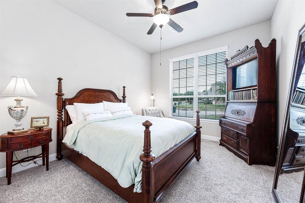 Secondary bedroom.
