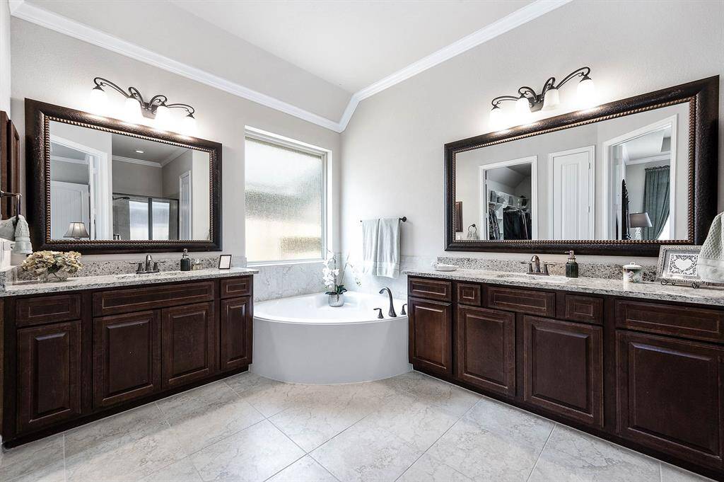 Ensuite bath features separate dual sinks and a large soaking tub.