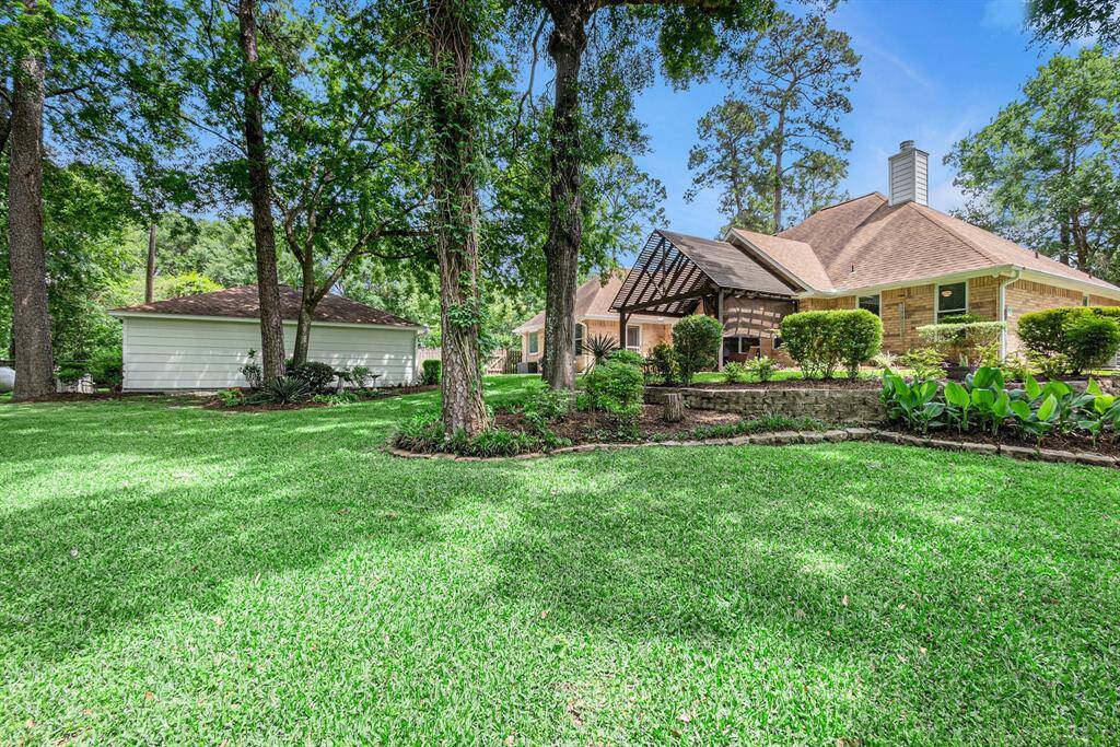 This backyard has ample green space!