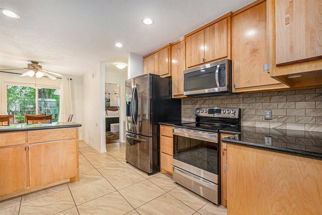 Wonderful kitchen with lots of countertop space, stainless steel appliances, and breakfast bar seating!
