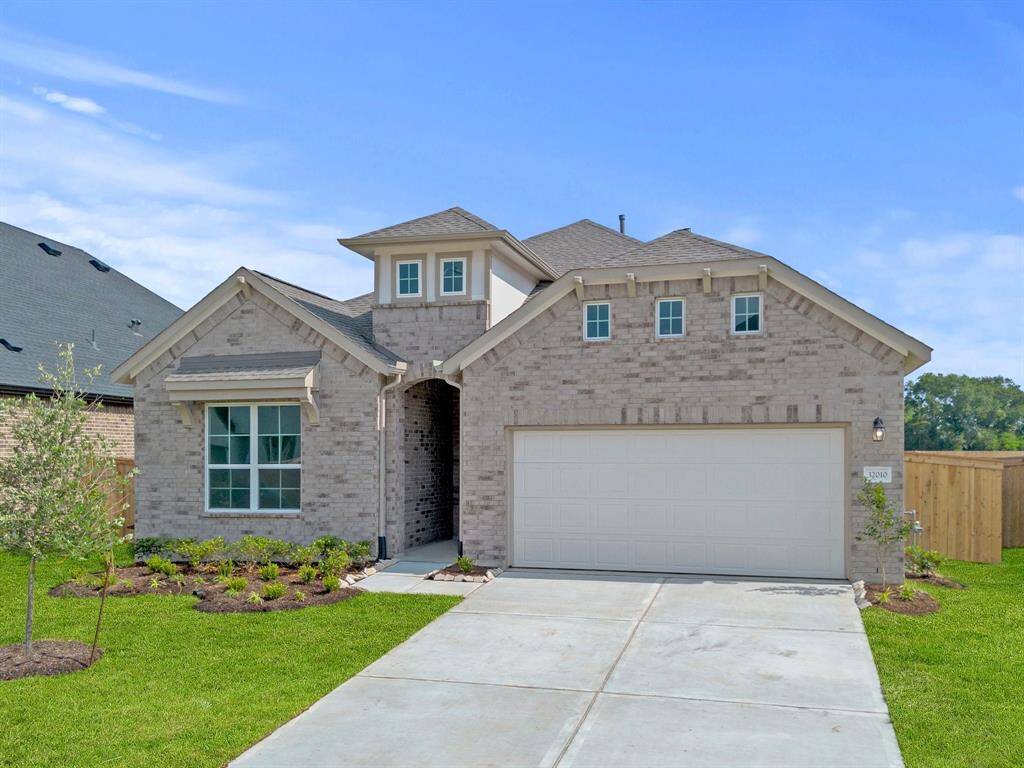 Welcome home to 32010 Fernwood Mallow Court located in the community of Dellrose and zoned to Waller ISD.