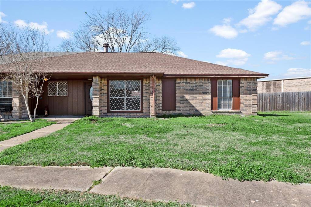 Welcome home! Nice and bright duplex.