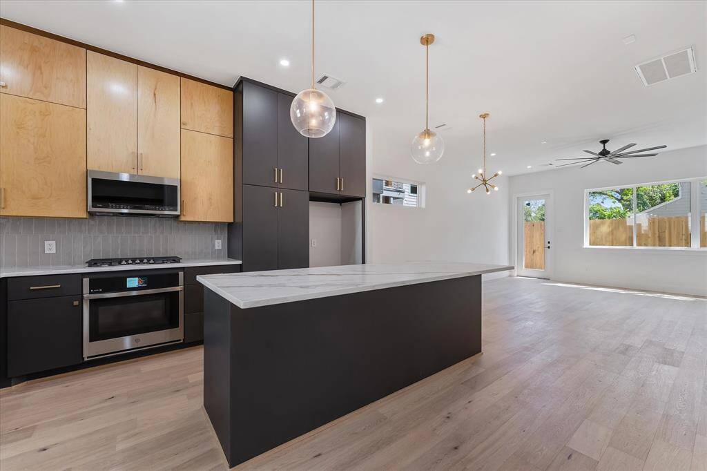Kitchen: