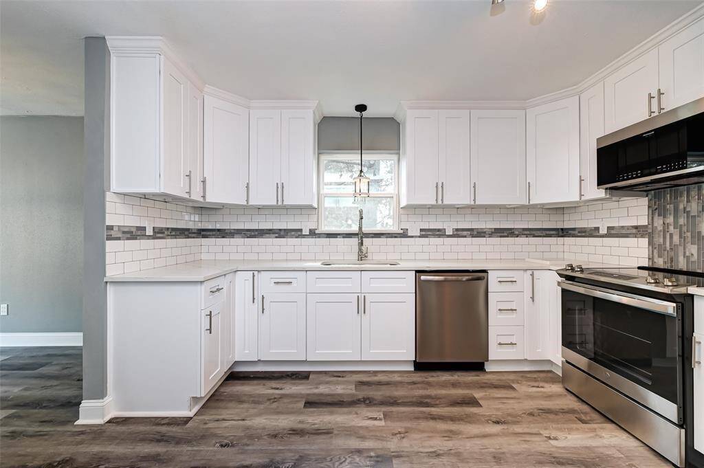 The kitchen, an integral part of thishome's open-concept design,seamlessly flows off the living room,creating a harmonious andconnected living space.