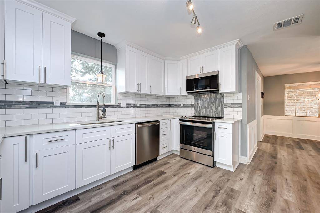 Step into this modern kitchen, wherefunctionality meets sophistication.