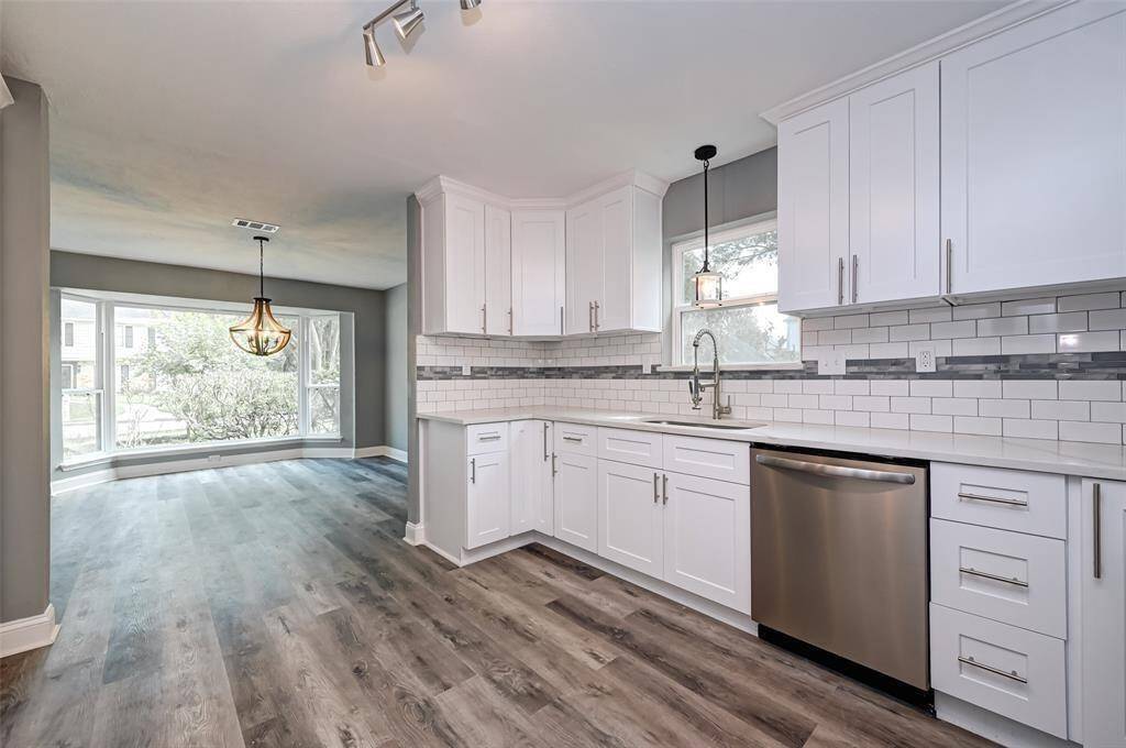 Step into this modern kitchen, wherefunctionality meets sophistication.