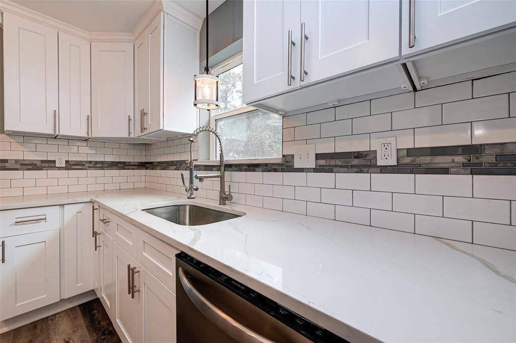The kitchen also has modern tile backspash.