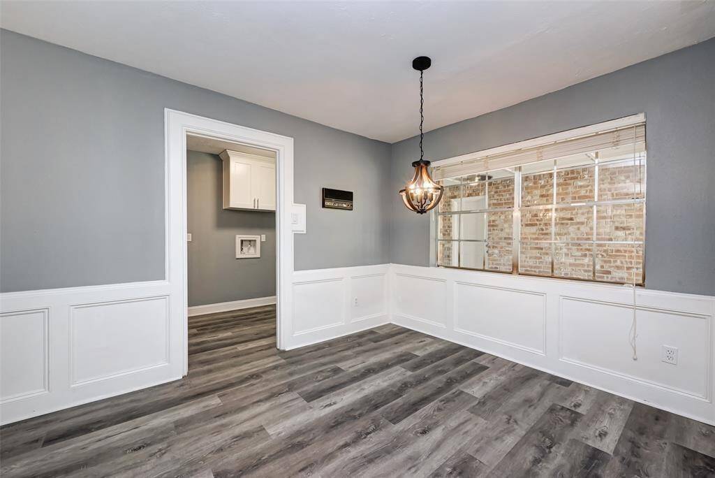 This thoughtfully designed homeseamlessly connects the kitchen witha charming breakfast area.
